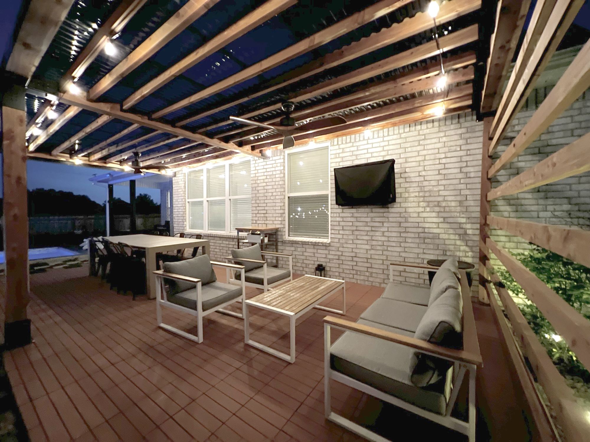 Lounge under the pergola